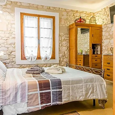 Relais Des Roches Bed & Breakfast